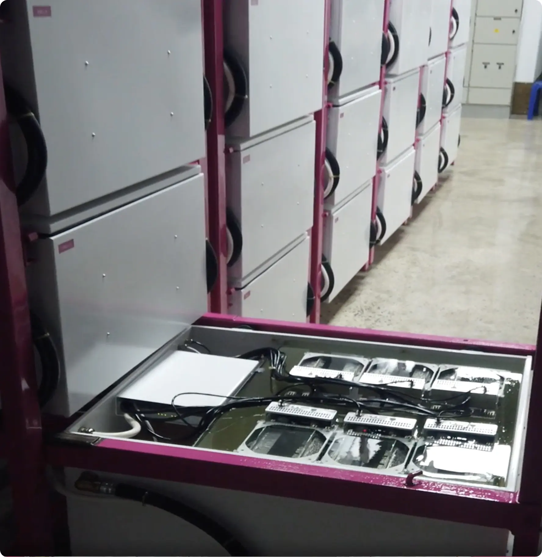 Immersion tank with ASIC boards